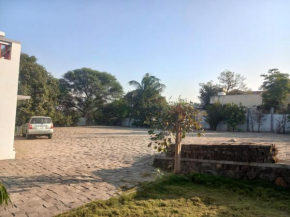 A 3bhk plot with a 10ksqft yard
